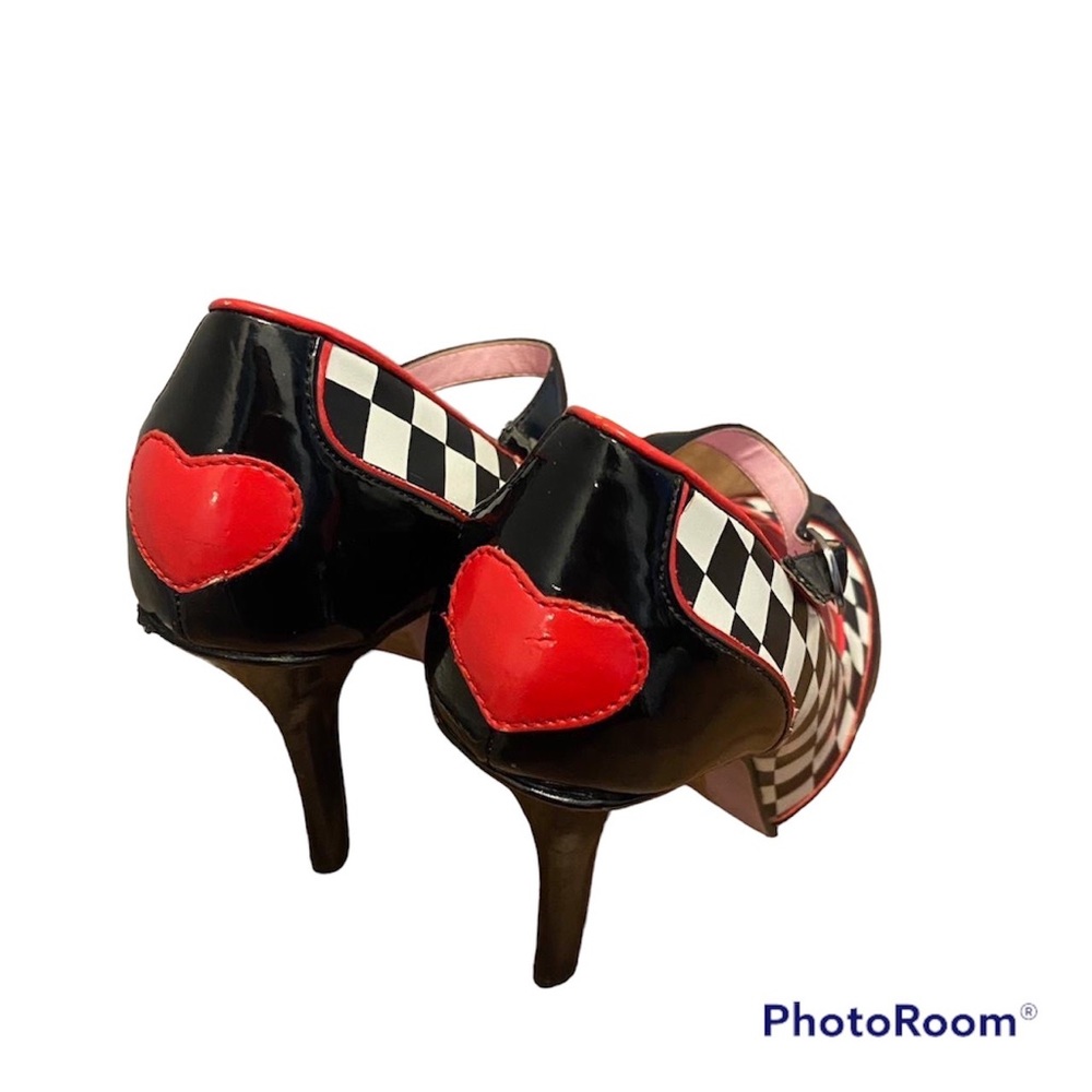 Checkered Pumps